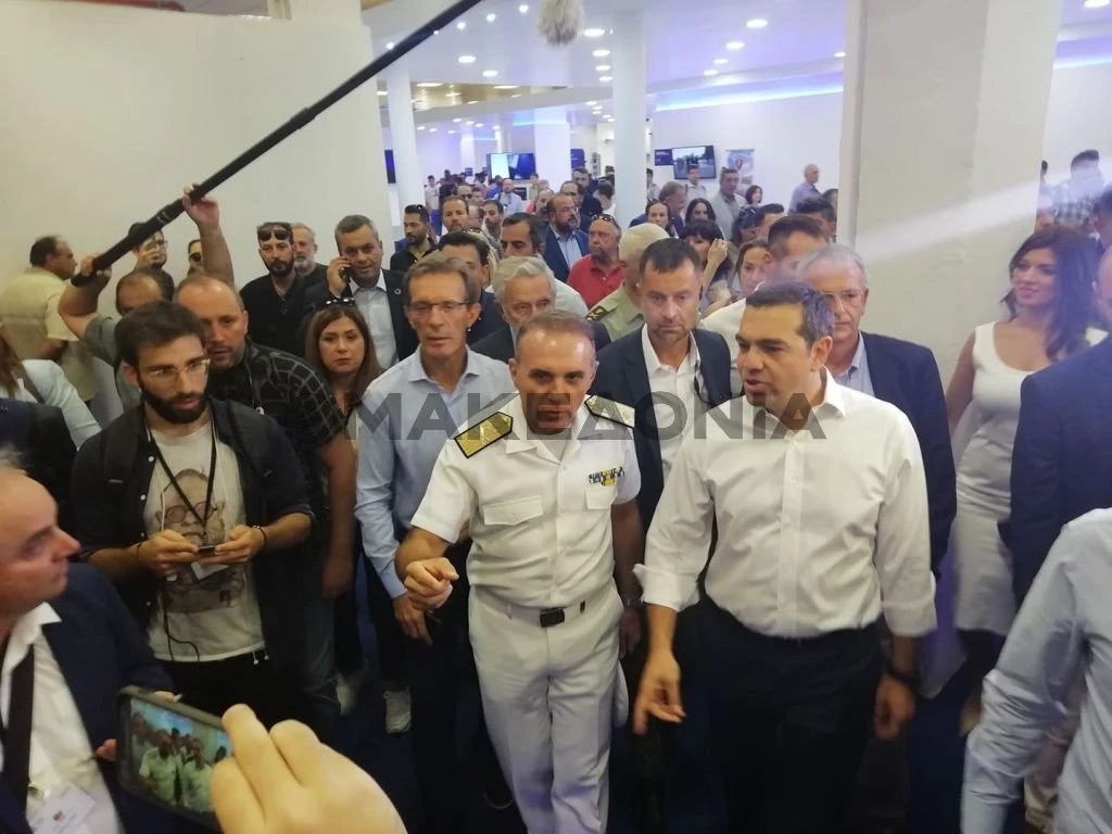 Ο πρόεδρος του ΣΥΡΙΖΑ ξεναγείται στο περίπτερο του υπουργείου Εθνικής Άμυνας