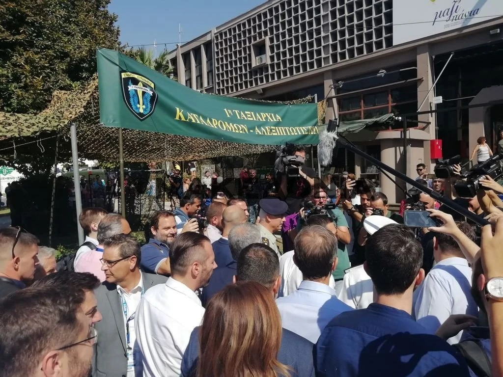 Ο Α. Τσίπρας εισερχόμενος στο περίπτερο του υπουργείου Εθνικής Άμυνας