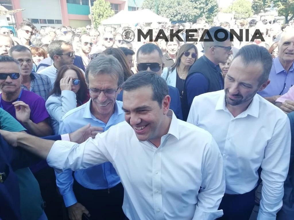 Ο πρώην πρωθυπουργός μετά την έξοδό του από το κτήριο διοίκησης