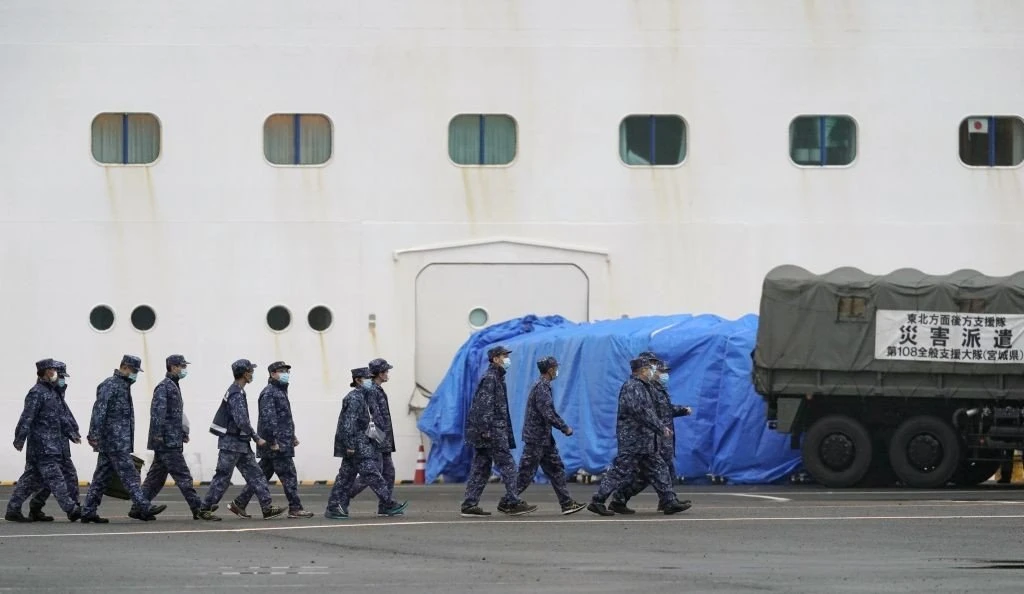 Στιγμιότυπο έξω από το κρουαζιερόπλοιο Diamond Princess που έχει τεθεί σε καραντίνα στην Ιαπωνία