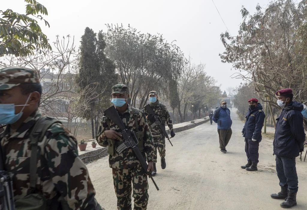 Στρατιώτες του Νεπάλ με προστατευτικές μάσκες