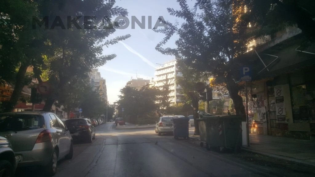 Φωτεινός σηματοδότης στην οδό Ολύμπου