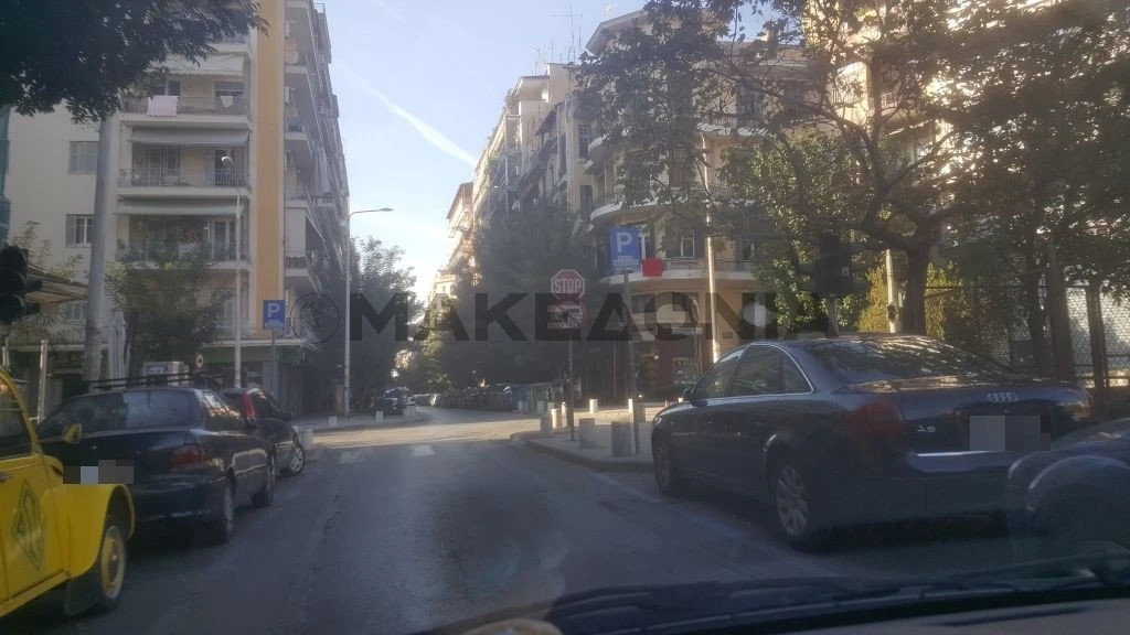 Φωτεινός σηματοδότης στη συμβολή των οδών Ολύμπου και Ι. Δραγούμη