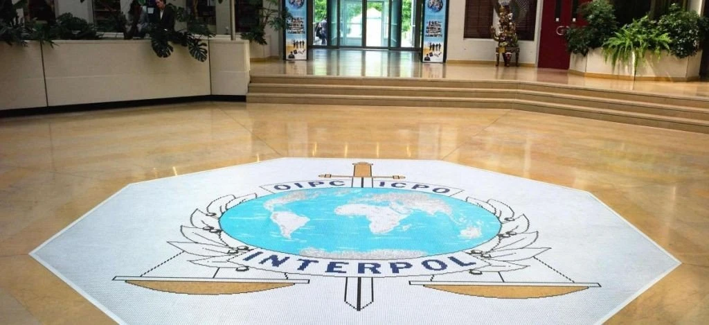 interpol-epigrafi.jpg?v=0