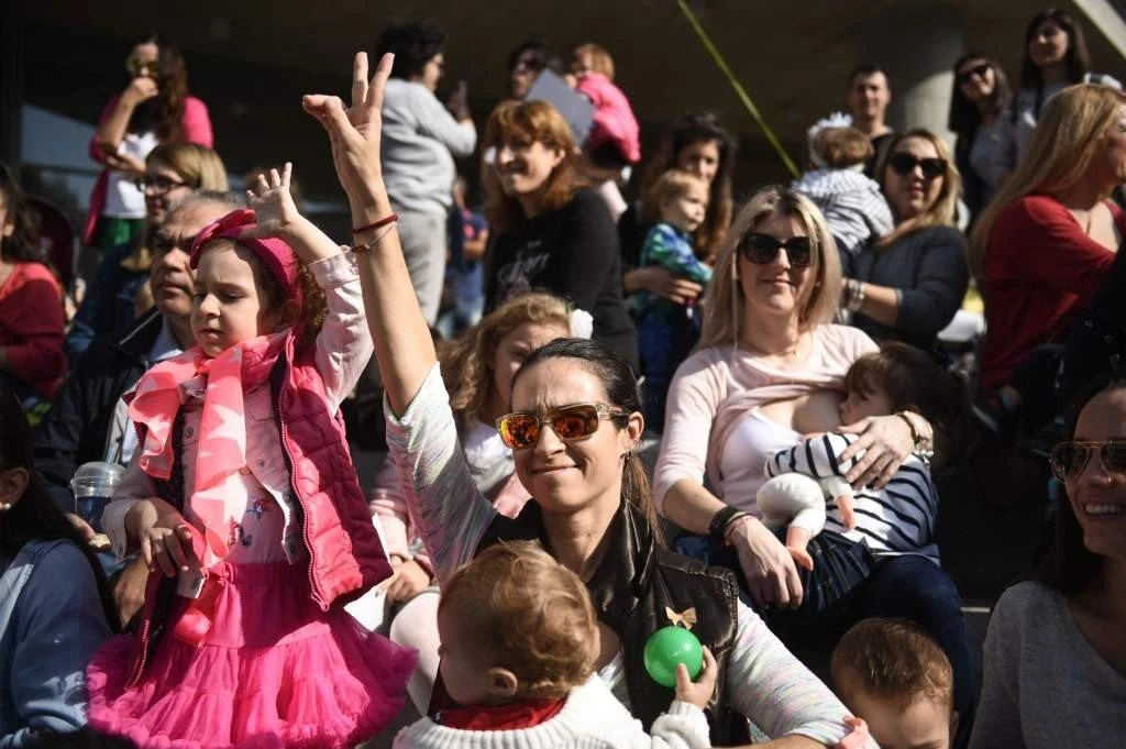 Μία μητέρα σχηματίζει το σήμα της νίκης με τα δάχτυλά της