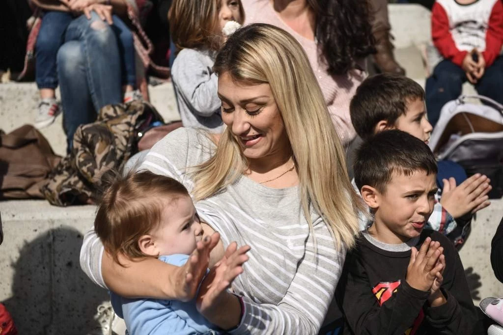 Η μαμά χειροκροτεί το μωρό της την ώρα που θηλάζει
