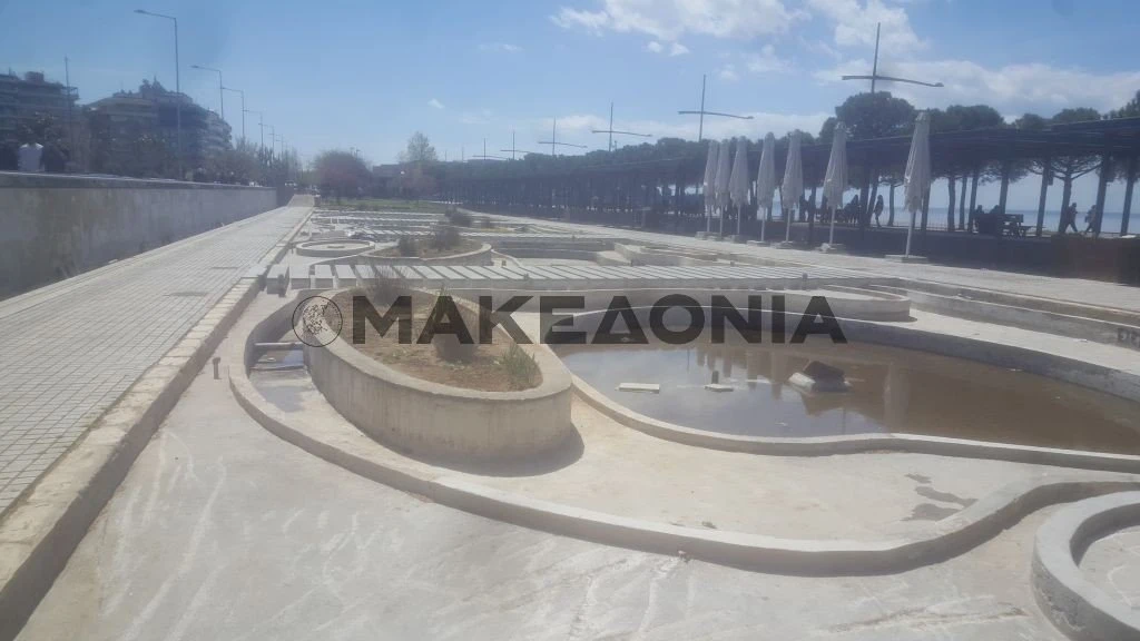 Η εικόνα στις λίμνες, στα παρτέρια και στον πεζόδρομο του Κήπου του Νερού