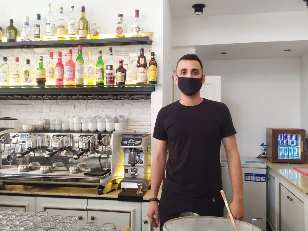 Ο Βασίλης, επίσης εργαζόμενος στην περιοχή