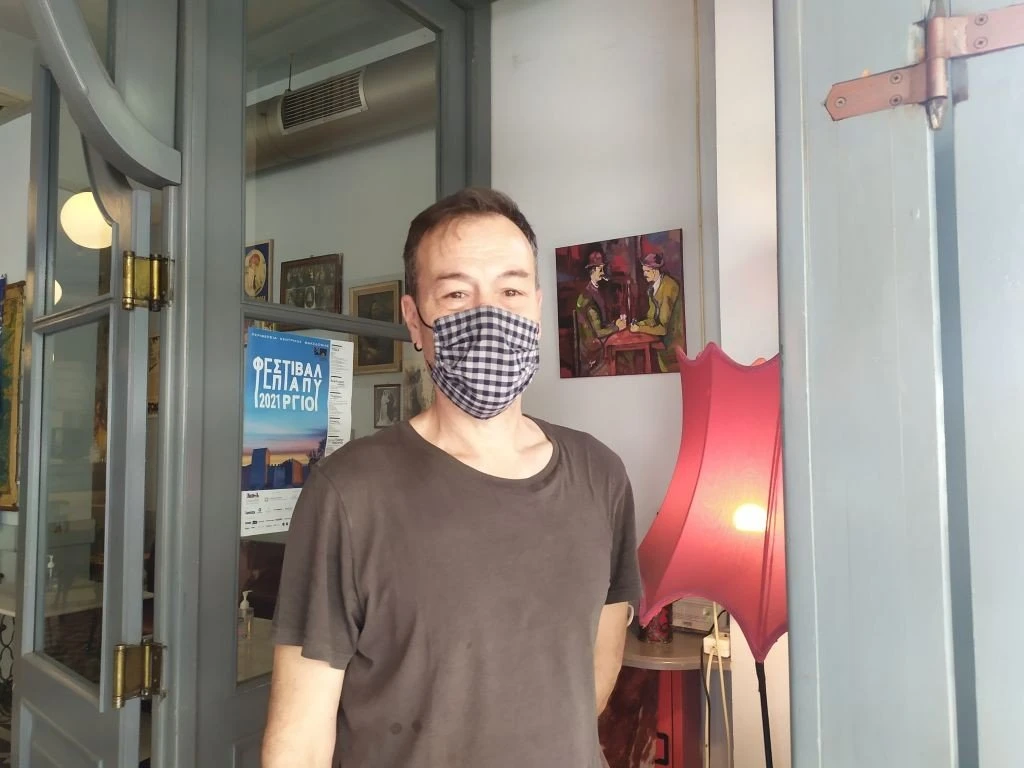 Ο Γιώργος, εργαζόμενος σε κατάστημα εστίασης επί της Εθν. Αμύνης