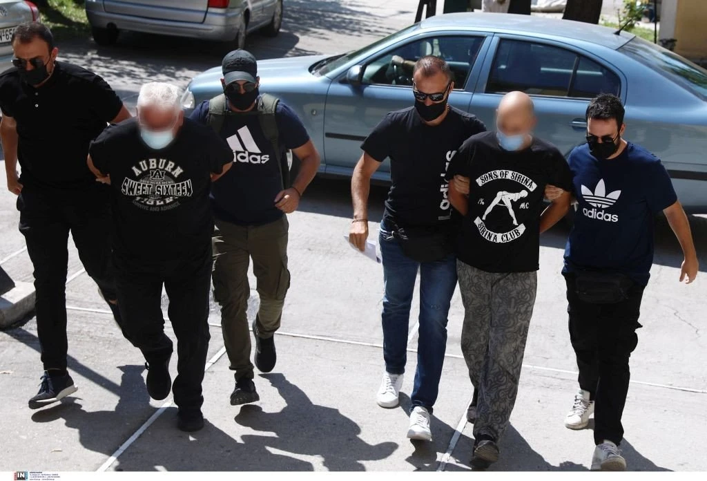 Στιγμιότυπο από τη μεταγωγή πατέρα και αστυνομικού στον εισαγγελέα