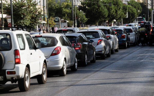 Τέλος εποχής για τα παλιά αυτοκίνητα: Τι προβλέπει το χρονοδιάγραμμα της ΕΕ μέχρι το 2050 και πώς επηρεάζεται η Ελλάδα