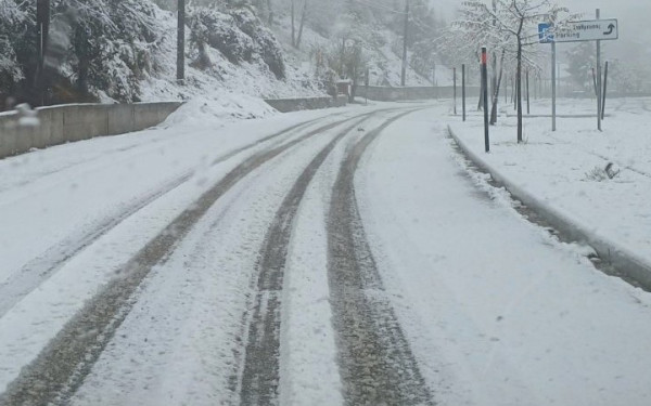 Κλειστή η λεωφόρος Πάρνηθος λόγω χιονόπτωσης