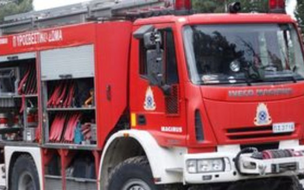 Θεσσαλονίκη: Φωτιά σε αποθήκη επίπλων στο Ασβεστοχώρι - Στο ΑΧΕΠΑ ένας τραυματίας