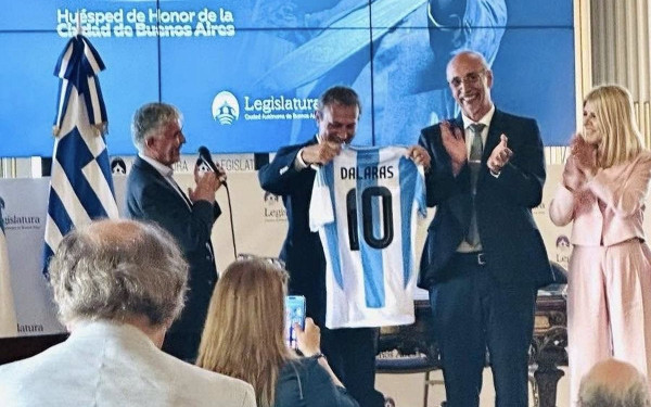 Ο Γιώργος Νταλάρας πόζαρε με τη φανέλα των Μαραντόνα και Μέσι