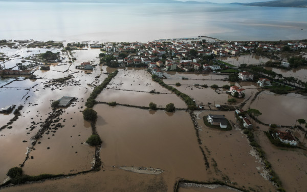Εικόνες απόλυτης καταστροφής στη Λέσβο από τη σφοδρή κακοκαιρία - Υπερχείλισαν ποτάμια της περιοχής
