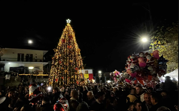 «Mύρισαν» Χριστούγεννα στην Χαλκιδική: Άναψε το πρώτο δέντρο της χώρας στον Ταξιάρχη (βίντεο)