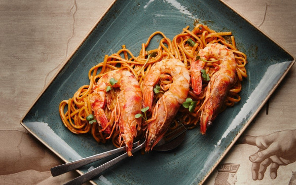 ΤΟ ΝΕΟΝ: Μια γευστική ιστορία επιτυχίας στην καρδιά της Τούμπας