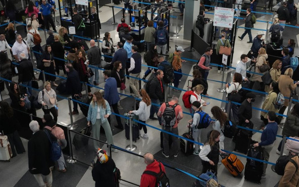 ΗΠΑ: Mαζικές καθυστερήσεις και ακυρώσεις πτήσεων στα αεροδρόμια εξαιτίας του shutdown (βίντεο)