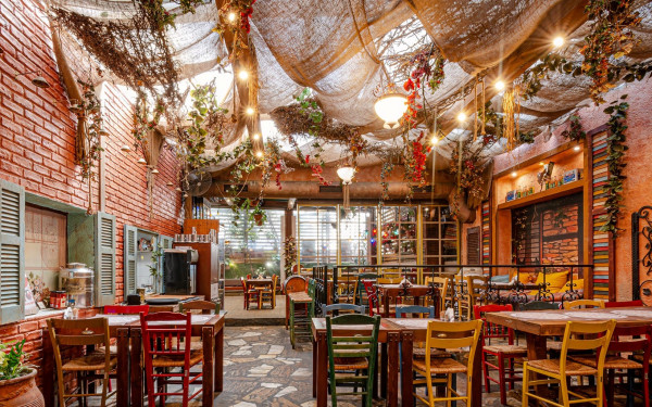 Μπαχτσές: Το εντυπωσιακό ρετρό στέκι της Θεσσαλονίκης, με την εκπληκτική αυλή και τις αγνές γεύσεις που… σε ταξιδεύει!!