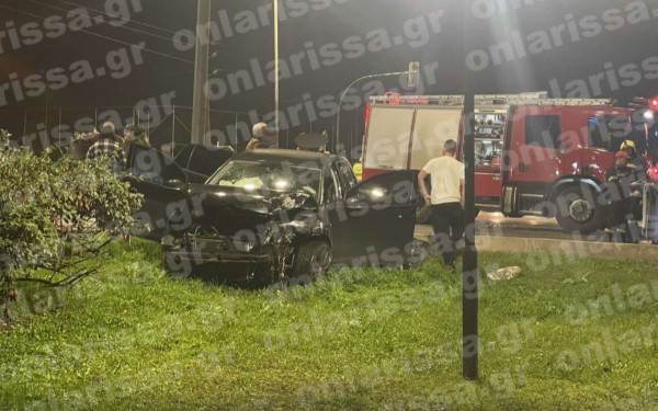 Τροχαίο με 2 ΙΧ στη Λάρισα - Εγκλωβίστηκε στο όχημα πατέρας με τα παιδιά του