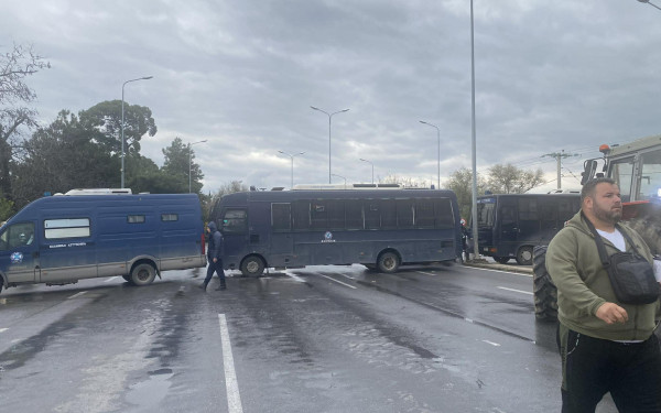 Μπλόκο στα Πράσινα Φανάρια: Μετακινήθηκαν στην άκρη του δρόμου τα τρακτέρ- «Η αστυνομία κλείνει τον δρόμο» λένε οι αγρότες