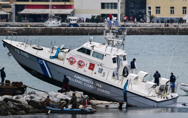 Βόλος: Ανελκύστηκε το σκάφος του Λιμενικού που έπεσε στα βράχια- Αρνητικό στο αλκοτέστ το πλήρωμα