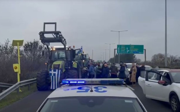 Αμετακίνητα τα τρακτέρ στα Τέμπη: Συνεχίζεται ο αποκλεισμός των σηράγγων