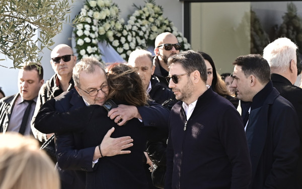 Συγκίνηση και πλήθος κόσμου στο τελευταίο αντίο στον Γιώργο Παπαδάκη