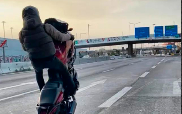 Αττική: Συνελήφθη 30χρονος για επικίνδυνη οδήγηση - «Προδόθηκε» από τα βίντεο που ανέβαζε στα social media