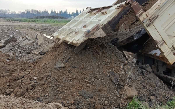 Θεσσαλονίκη: Έριχναν παράνομα μπάζα σε χωράφια και οι εταιρείες έβγαλαν πάνω από 7 εκατ. ευρώ
