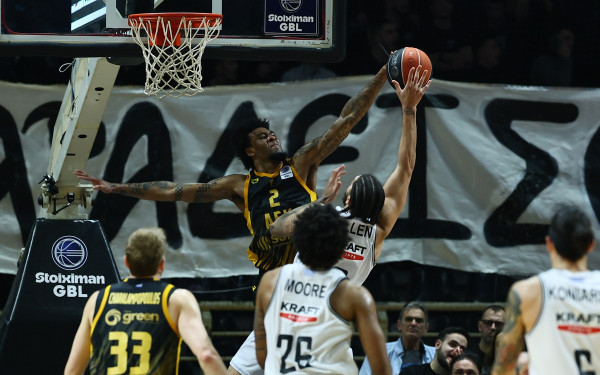 Μπάσκετ: Το ντέρμπι των Δικέφαλων βάφτηκε κιτρινόμαυρο (βίντεο)