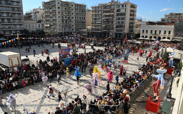 Πάτρα: Με 50.000 καρνιβαλιστές και εντυπωσιακά άρματα η μεγάλη παρέλαση (βίντεο)