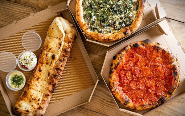 Pizza Αλένια: Κλασσικές γεύσεις πίτσας και πίτσες εμπνευσμένες από ελληνικές συνταγές, σε ένα νέο στέκι στα Κωνσταντινουπολίτικα