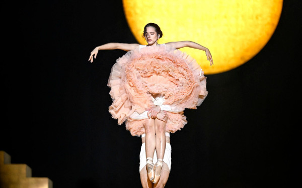 Ο Δημήτρης Παπαϊωάννου σκηνοθετεί τη Rosalia - Δείτε βίντεο