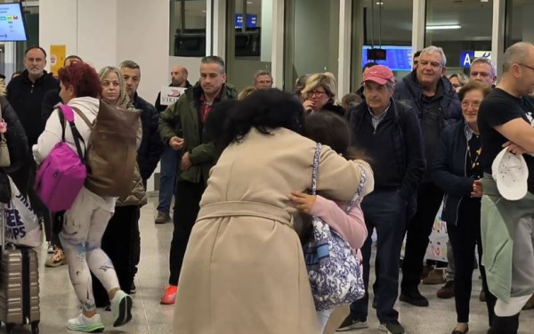 Συγκίνηση στο  «Ελ. Βενιζέλος»: Επαναπατρίστηκαν 450 Έλληνες από το Ντουμπάι