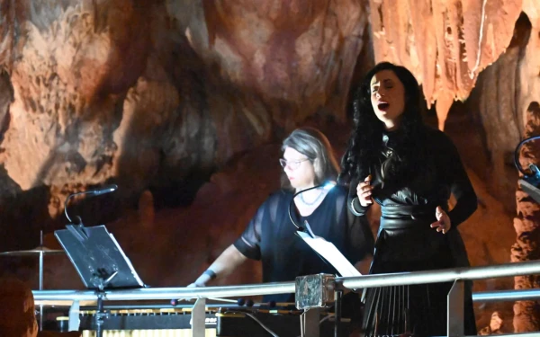 Χαλκιδική: Μουσική εμπειρία από την ΚΟΘ στο Σπήλαιο Πετραλώνων με όργανα από τη νεολιθική εποχή μέχρι σήμερα