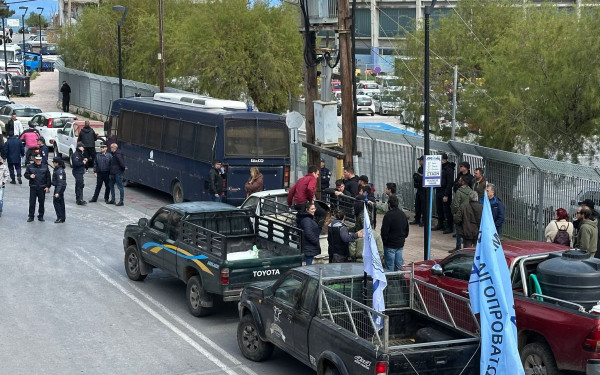 Μυτιλήνη: Κατειλημμένα έως αύριο στις 12:00 και τα δυο λιμάνια από κτηνοτρόφους