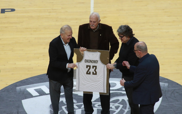 Μπάσκετ: Ο ΠΑΟΚ βράβευσε τον Γιώργο Οικονόμου (βίντεο)