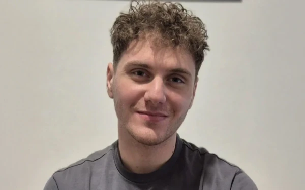 Η συγκλονιστική ιστορία μαθητή που επί έξι χρόνια ταξίδευε καθημερινά με καΐκι για να φτάσει στο σχολείο του (βίντεο)