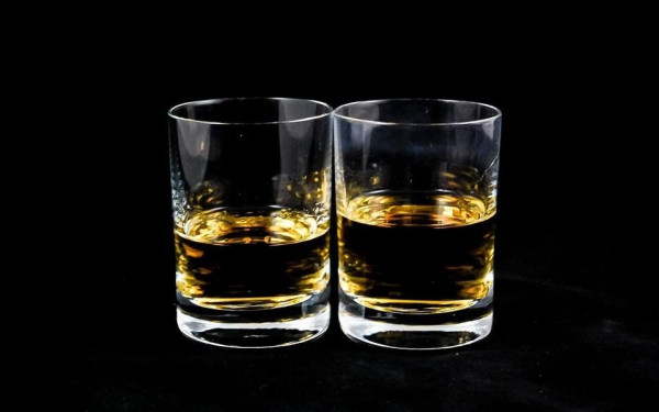 Πάτρα: Χειροπέδες σε ιδιοκτήτη μπαρ - Πούλησε αλκοόλ σε παιδιά