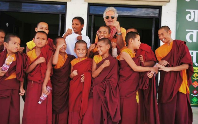 Ένας Έλληνας διδάσκει πυγμαχία σε Βουδιστές μοναχούς στο Νεπάλ