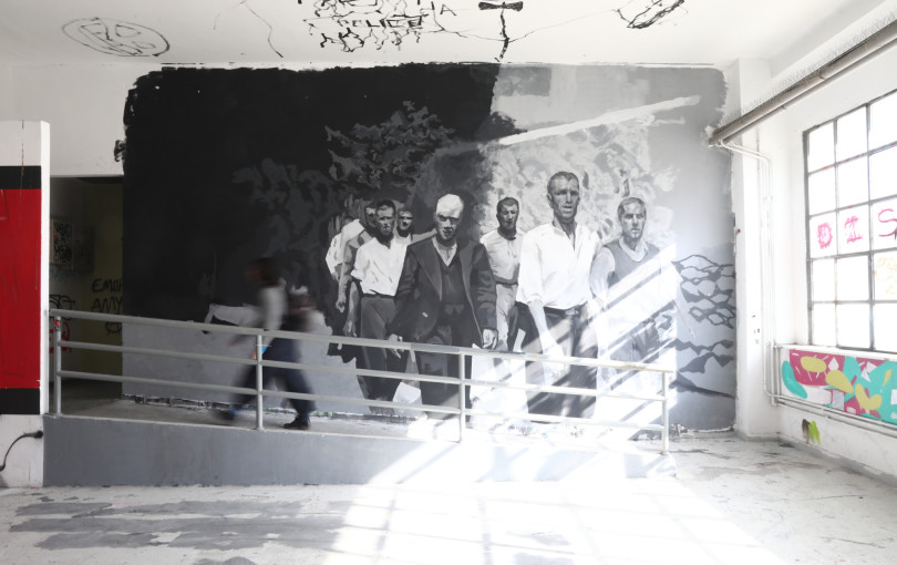 Από τον φακό της Βέρμαχτ στους τοίχους της Καλών Τεχνών: Η εμβληματική φωτογραφία των «200» της Καισαριανής