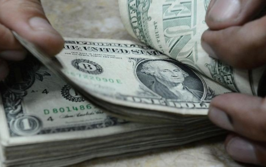 Οι «επιθετικές» οικονομικές πολιτικές ΗΠΑ και Ιαπωνίας απομακρύνουν τους επενδυτές από δολάριο και γεν