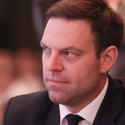 Ο Κασσελάκης υπολόγισε τα χρήματα που πρέπει να επιστρέψει ο Λαζαρίδης στο Δημόσιο