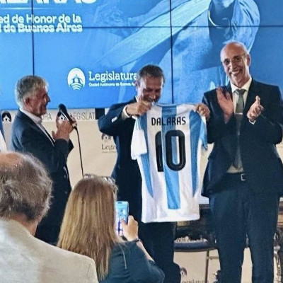 Ο Γιώργος Νταλάρας πόζαρε με τη φανέλα των Μαραντόνα και Μέσι