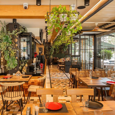 Τα Γοριλάκια: Από την παραδοσιακή λαδόκολλα, σε ένα σύγχρονο ψητοπωλείο που προσφέρει τα πάντα!