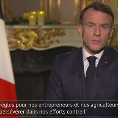 «Πρέπει να προστατέψουμε την ανεξαρτησία και τις ελευθερίες μας» λέει στο πρωτοχρονιάτικό του μήνυμα ο Μακρόν