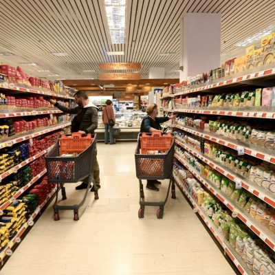 Eπιμένει η ακρίβεια - «Δαγκώνουν» οι τιμές σε κρέατα, φρούτα, λαχανικά