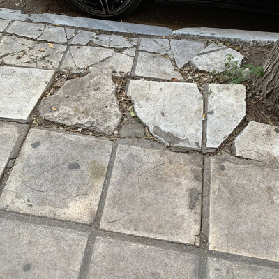 Θεσσαλονίκη: Πρώην αντιδήμαρχος σκόνταψε και χτύπησε σε σπασμένα πλακάκια – Τι απαντά ο αρμόδιος Αντιδήμαρχος