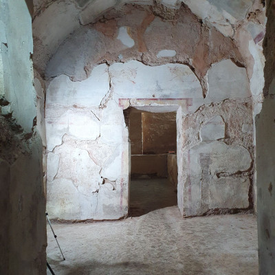 Ελληνιστικό ταφικό μνημείο από το 1976 στην καρδιά της Δράμας αποκαλύπτει μια πόλη χτισμένη πάνω σε αιώνες ιστορίας